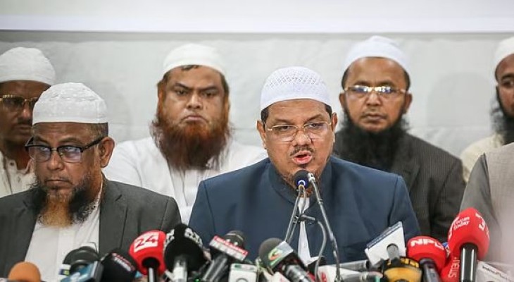 সে আমেরিকার দূতাবাসে আমাদেরকে জঙ্গি হিসেবে উপস্থাপন করে: চরমোনাইর পীর