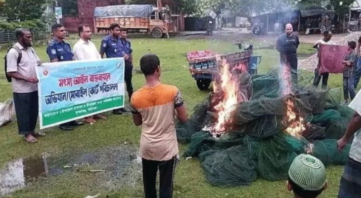 গাইবান্ধায় তিন হাজার ফুট অবৈধ জাল পুড়িয়ে ধ্বংস